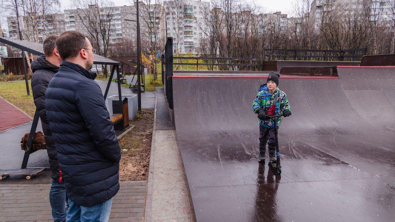 В парке &quot;Чистый ручей&quot; в Мурманске юные северяне опробовали новую рампу